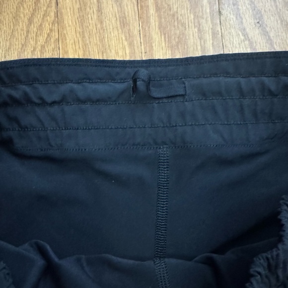 Lululemon Women’s Black Hotty Hot High Rise Skirt Sz.6 - Picture 9 of 11